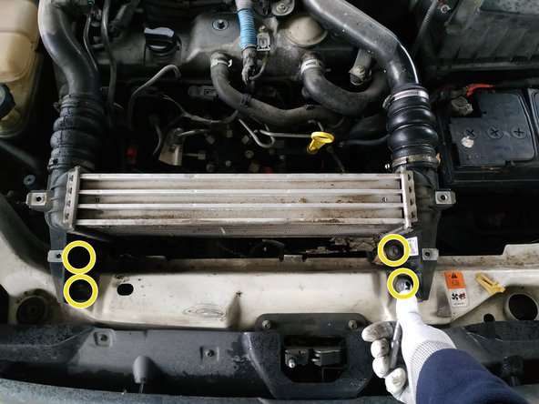 retirer les 4 vis de maintien de l'intercooler, clé de 8mm