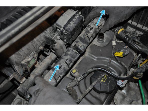 Soulever délicatement mais fermement la bobine d'allumage pour la déposer de son logement.