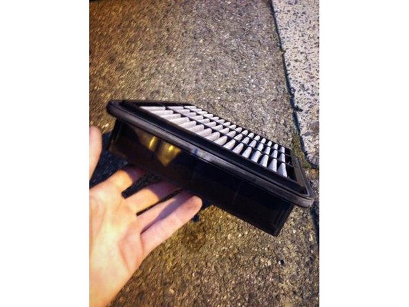 Attrapez le filtre à air qui se trouve dedans puis faites le sortir vers le haut.