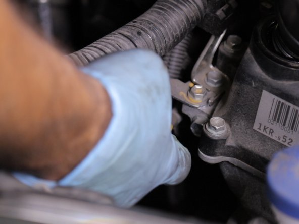 Tirez la jauge et vérifier le niveau d'huile