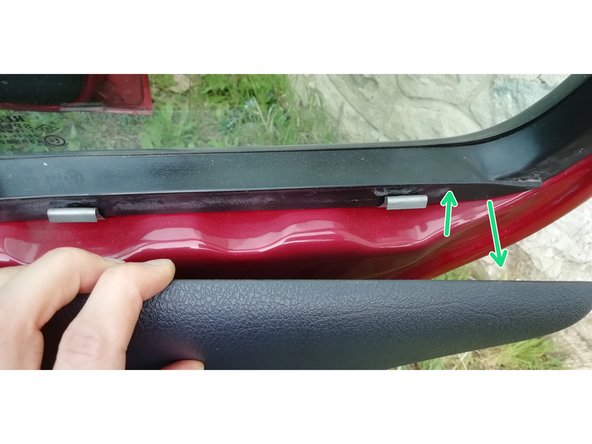 Il ne reste qu'à retirer la garniture plastique. Passez un tournevis entre les parties métallique et plastique sans abîmer la peinture, puis tirez à la main. Dans la partie supérieure, des crochets maintiennent le plastique.