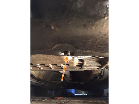 Sous la voiture enlever les vis Torx 40 et 20 du protège carter