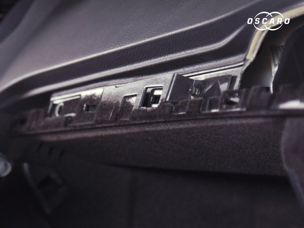 Replacer la vis du haut de la boite à gant à l'aide du cliquet et d'une douille de