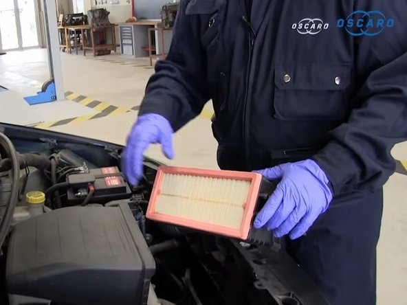 Remboîter le nouveau filtre à air