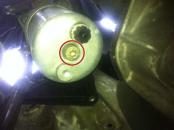 Le boîtier est fixé par une longue vis qui se situe en-dessous.