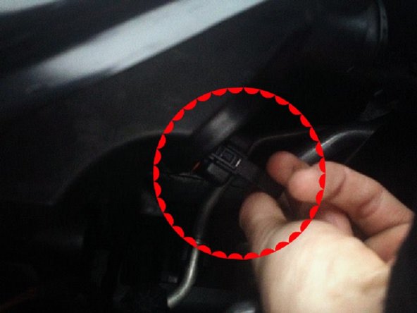 Une fois l'ampoule neuve remise sur son support, replacez l'ensemble, pour trouver le sens dans lequel elle va se clipser faites la tourner doucement et vous allez sentir qu'à un moment elle va rentrer sans forcer dans son logement.