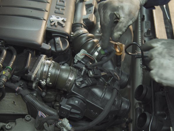 Débrancher le second connecteurs en pinçant tout en poussant dessus