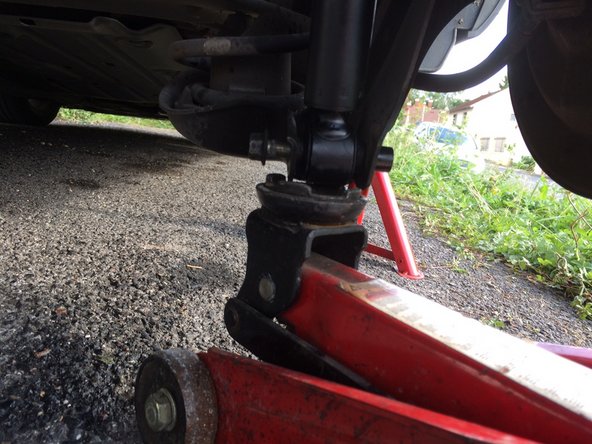 On commence par serrer la vis inferieure.