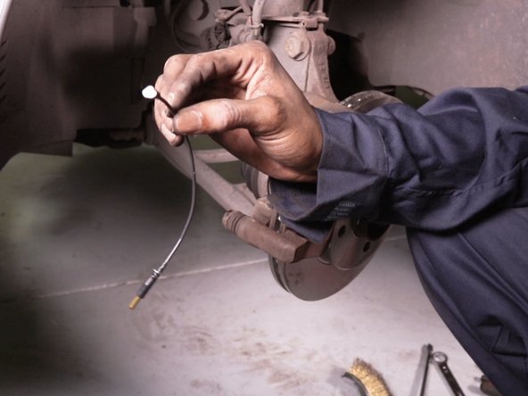 Installer le témoin d'usure en l’insérant sur le coin d'une plaquette