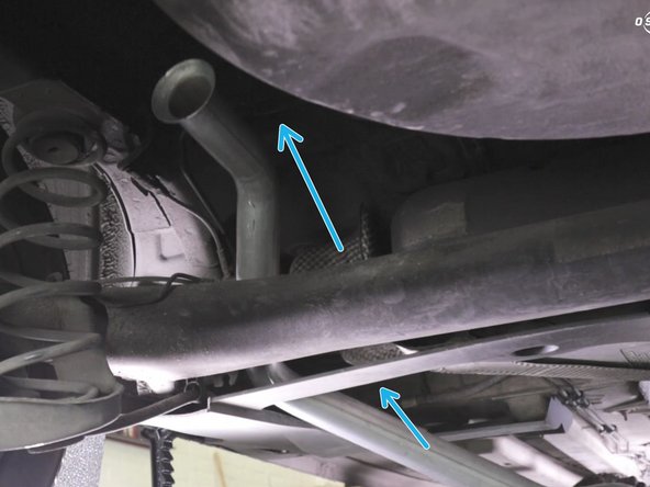 Faire passer le tuyau du catalyseur par dessus l'essieu arrière