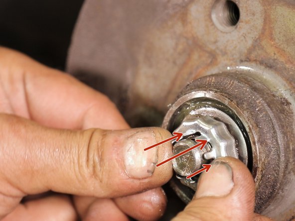 Placez la cage de verrouillage sur l'écrou