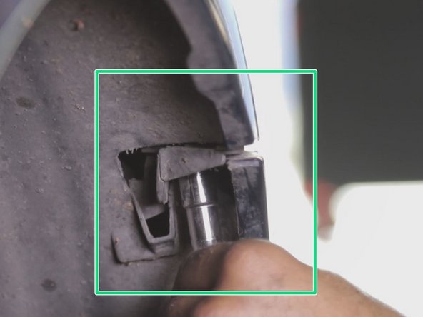 Replacer les vis retenant le pare choc sur les côtés, sur le dessus et en-dessous