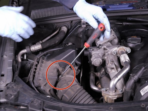 Dévisser la vis du collier retenant le conduis du turbo