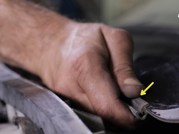 Replacer la protection sur le bas du pare braise