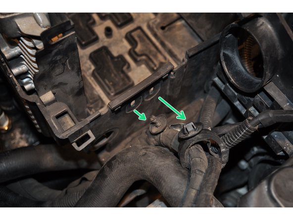 Dégrafer les attaches des câbles sur le boitier