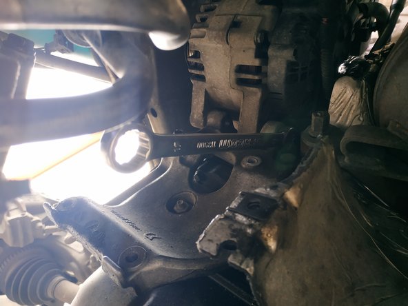 et dévisser (sans les retirer) les 2 vis côté intérieur, j'ai utilisé une clé de 16mm contrecoudée pour la vis du haut une clé de 16mm à oeil pour celle du bas (l'accès est difficile surtout pour celle du haut)