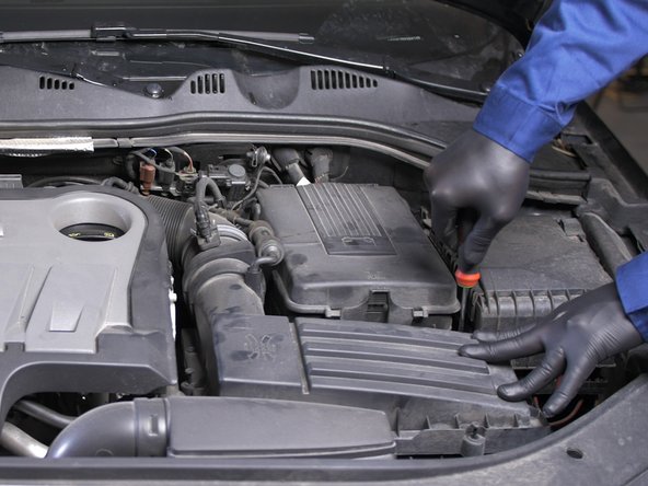 Resserrer les 7 vis tout autour de la boite à air