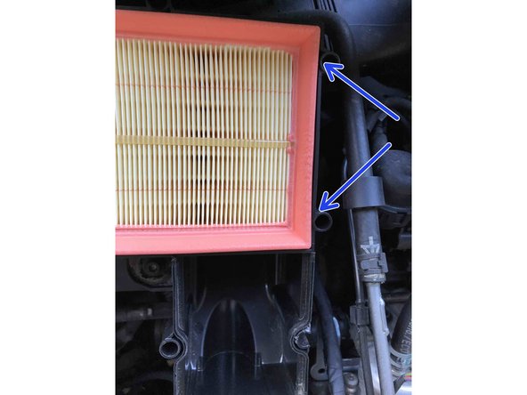 Remettez le filtre dans son logement en vérifiant qu'il est bien positionné et qu'il ne dépasse pas d'un côté