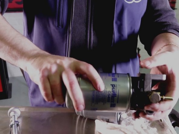 Revisser fermement à la main le nouveau filtre à carburant sur le support