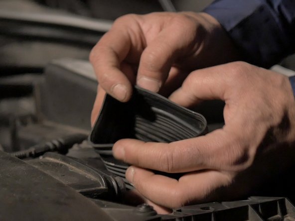 Tirer sur le conduit de la boite à air pour le retirer