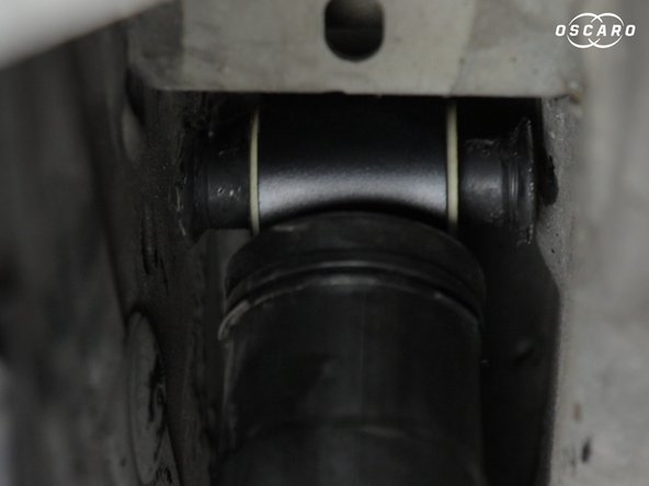 Replacer ensuite le haut de l'amortisseur