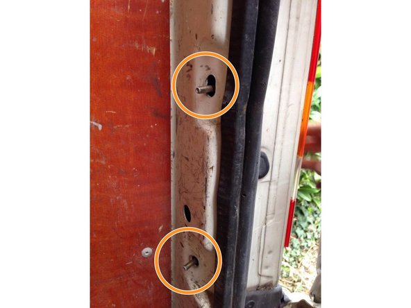 Revisser les deux écrous à la mains sans trop forcer pour ne pas abîmé le plastique à l'intérieur de votre véhicule.