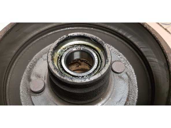 Retirez la bague intérieure à la main ou avec un tournevis.