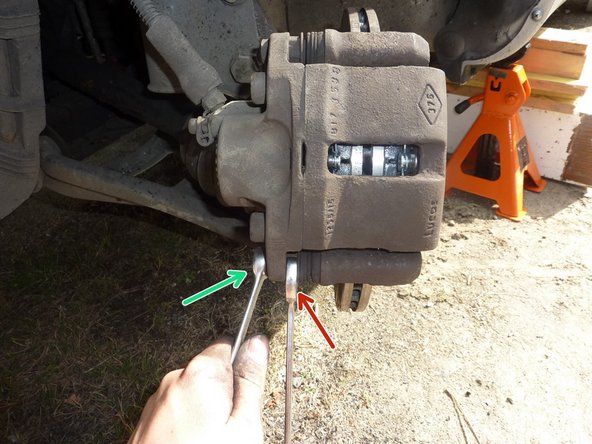 Maintenir l'écrou du coulisseau à l'aide d'une clé plate de 17. Visser et bloquer la vis extérieure à l'aide d'une clé plate ou à œil de 13.