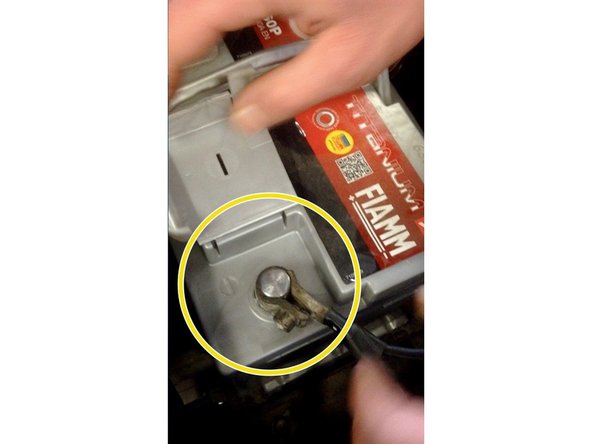 de même pour le câble moins (-), il faut qu'il soit bien positionné sur la masse -