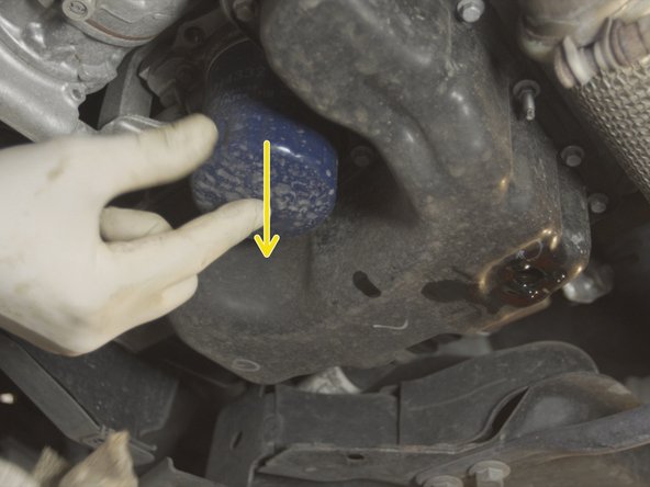 Dévisser le filtre à huile et laisser l'huile s'écouler dans le bac