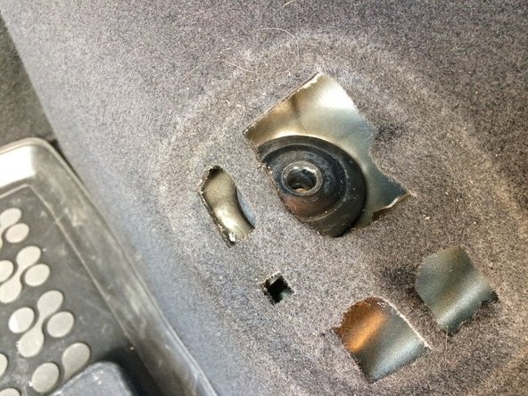 Ne pas oublier la rondelle métallique sur le silent-bloc superieur.