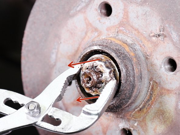 Retirez la bride de l'écrou à l'aide d'une pince