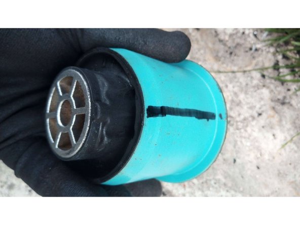 Une encoche est présente sur le cylindre récepteur et ce repère va permettre à positionner le nouveau silent bloc comme il se doit.