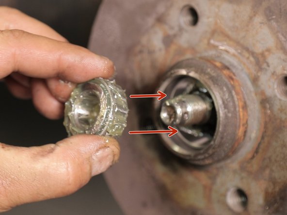 Posez le petit roulement sur l'essieu de fusée et pousser