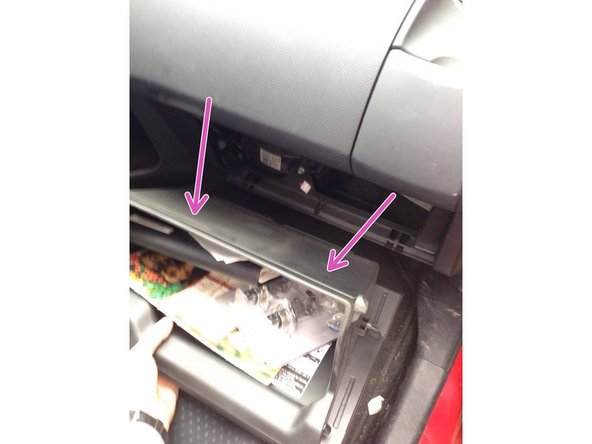 Remettez la boite à gant dans son support en respectant son sens.