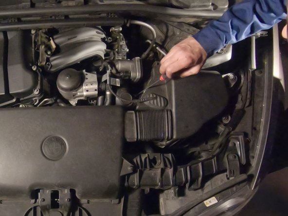 Resserrer le collier du manchon avec le tournevis plat