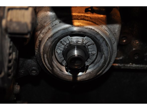 
Make sure the oil filter holder is clean.
