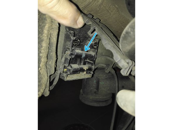 Photo 3: défaire le connecteur (flèche bleue) pour retirer le câble de témoin d'usure usagé.