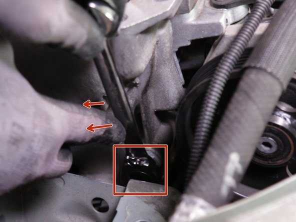 Pour le carter en aluminium retirer les  3 vis et deux écrous avec une clé de 16