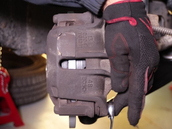 Appuyer plusieurs fois sur le pédale de frein pour repousser le piston