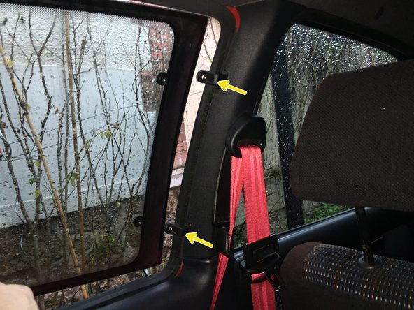 
Bring the glass close to the two brackets on the upright.
