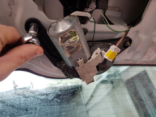 Enlever les 3 vis qui tiennent le moteur