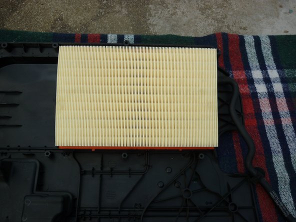 Positionnez votre nouveau filtre à air à la place de l'ancien.