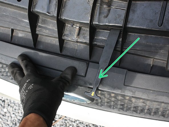 Basculer la calandre en veillant à bien placer sur le dessus la tirette d'ouverture de capot.