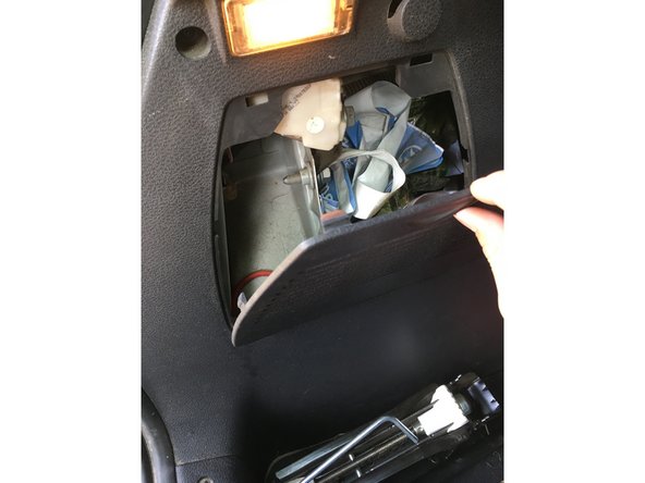 Revissez le feu, puis fermez la trappe.