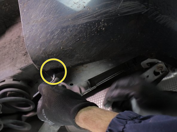 Dégrafer les 2 languettes du plastique inférieur