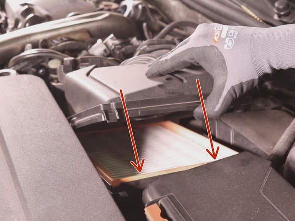 Positionnez le nouveau filtre à air dans sa boite