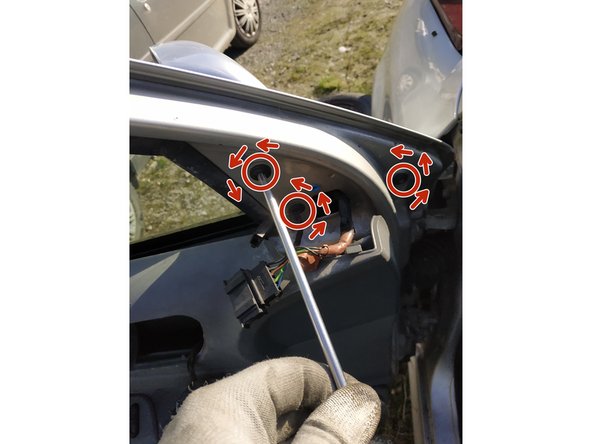 débloquer les 3 vis de fixation du rétroviseur, clé torx T30