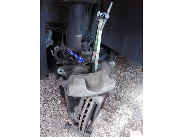 A l'aide du repousse piston replacez le piston en butée.