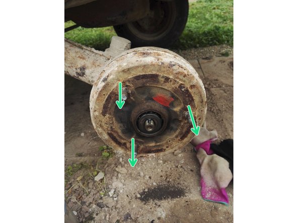 Tirer sur le tambour, au besoin jouer légèrement.